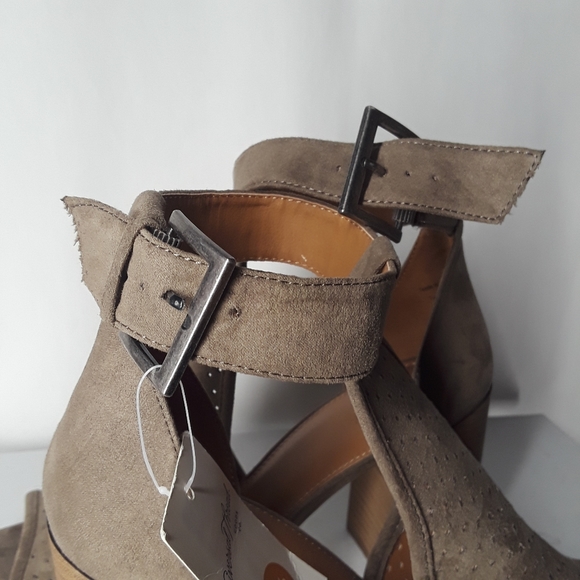 UNIVERSAL THREAD Hannah Perforated Laser Cut Stacked Ankle Strap Heel 9 NWT - Picture 9 of 9